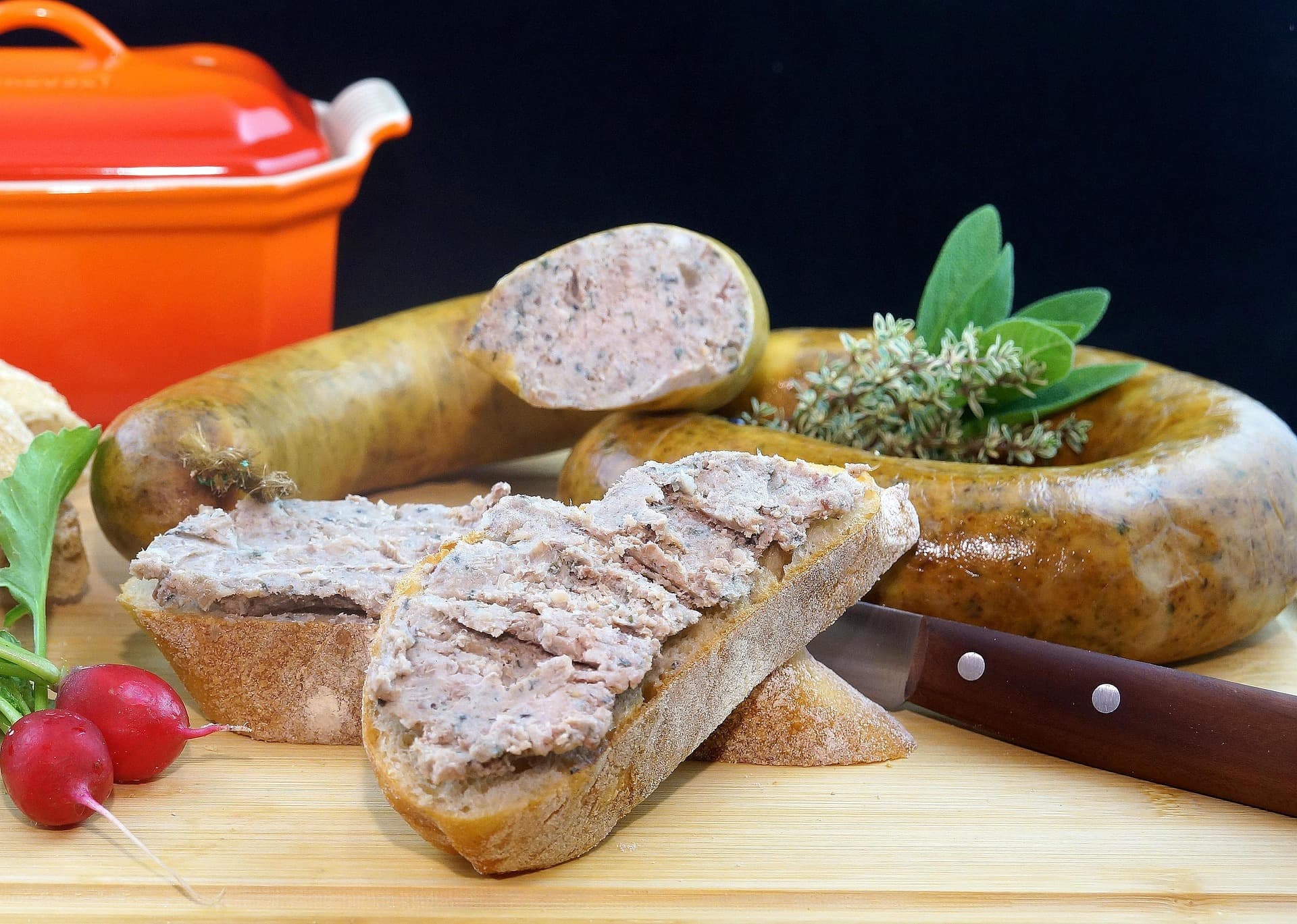 Saucisses et légumes rôtis